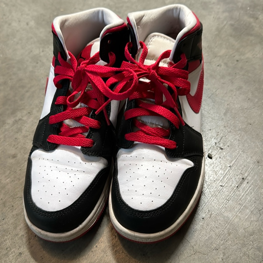 Jordan 1 Mids Rasberry/Black/white Y6